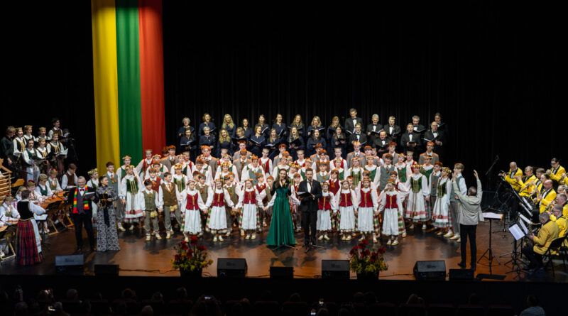 Lietuvos valstybės atkūrimo dieną Šiauliuose – iškilminga ceremonija ir koncertas „Mūsų namai“