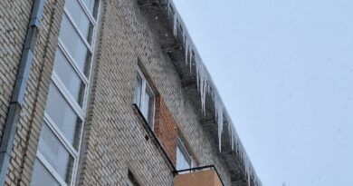 Sniego sankaupos ir varvekliai ant pastatų kelia grėsmę aplinkiniams