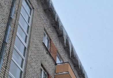 Sniego sankaupos ir varvekliai ant pastatų kelia grėsmę aplinkiniams