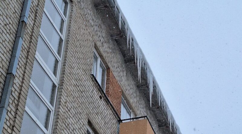 Sniego sankaupos ir varvekliai ant pastatų kelia grėsmę aplinkiniams
