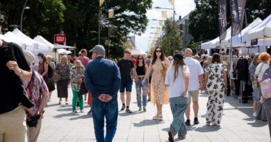 Dūzgiančių bitučių pulkas atvyksta į Šiaulius