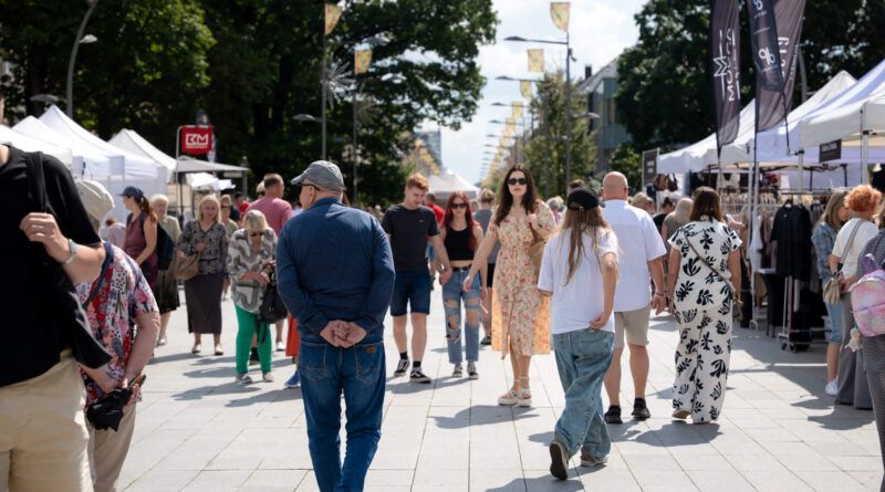 Dūzgiančių bitučių pulkas atvyksta į Šiaulius